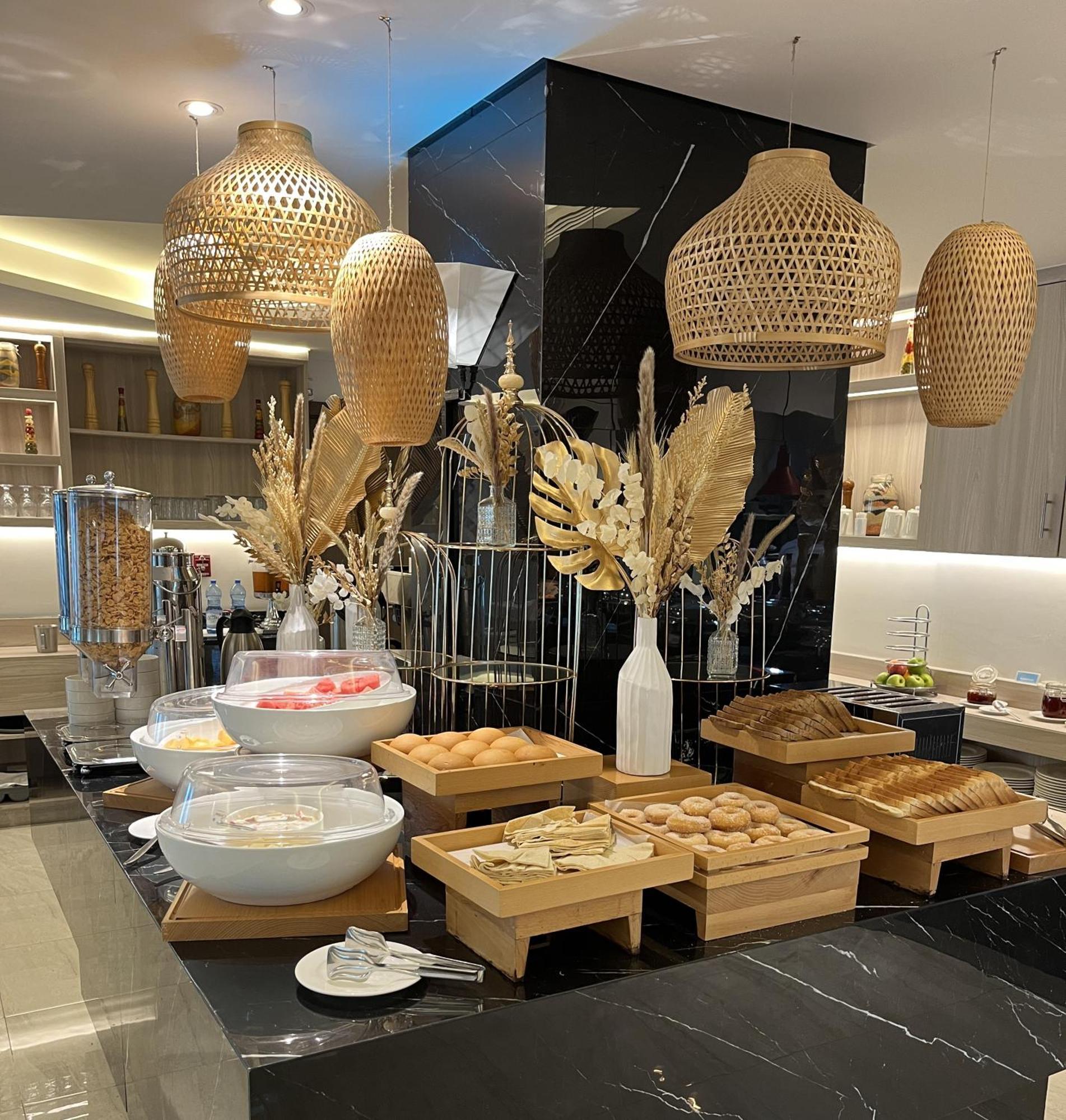 C - Hotel And Suites Doha Eksteriør bilde